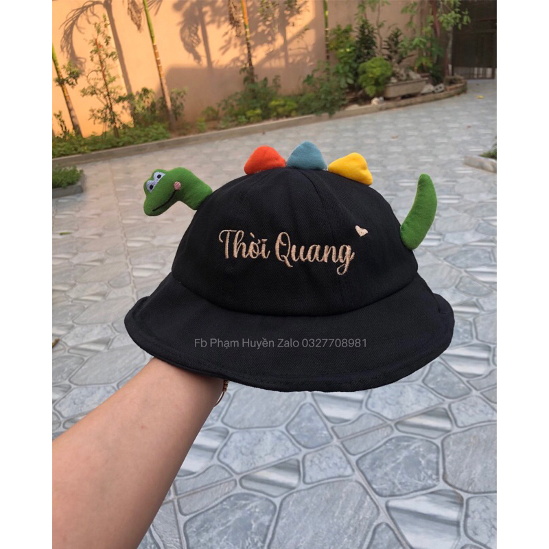 Mũ khủng long vành rộng thêu tên cho bé