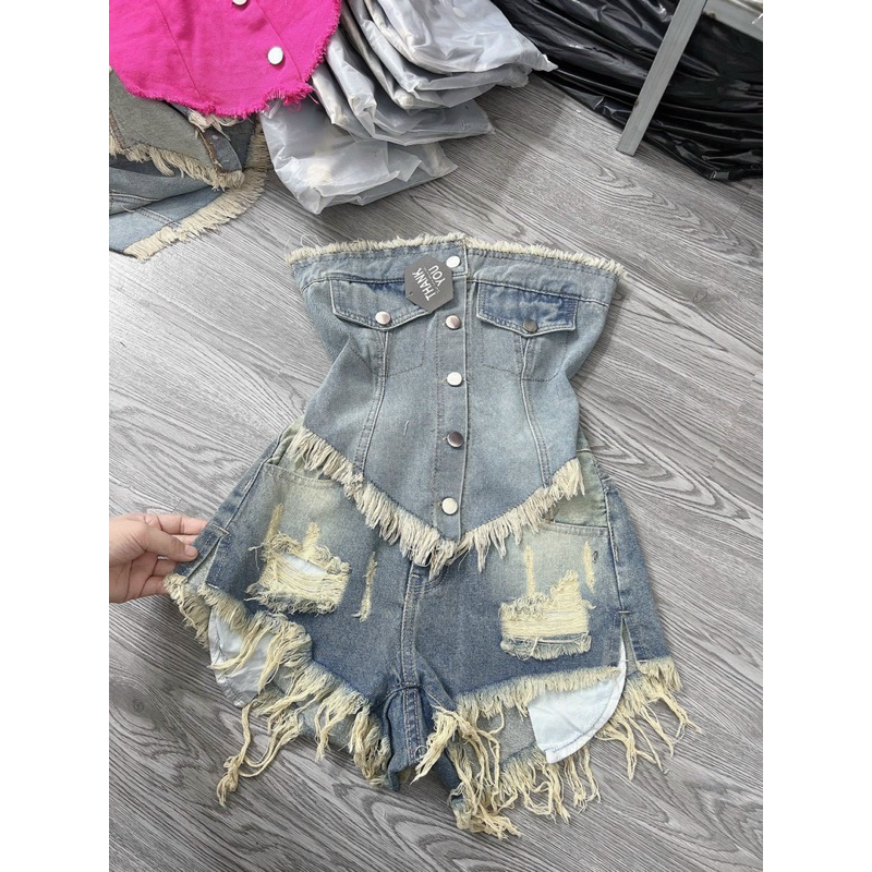 ÁO ỐNG JEANS CÚP NGỰC ĐÍNH NÚT VẠT NHỌN TUA RUA