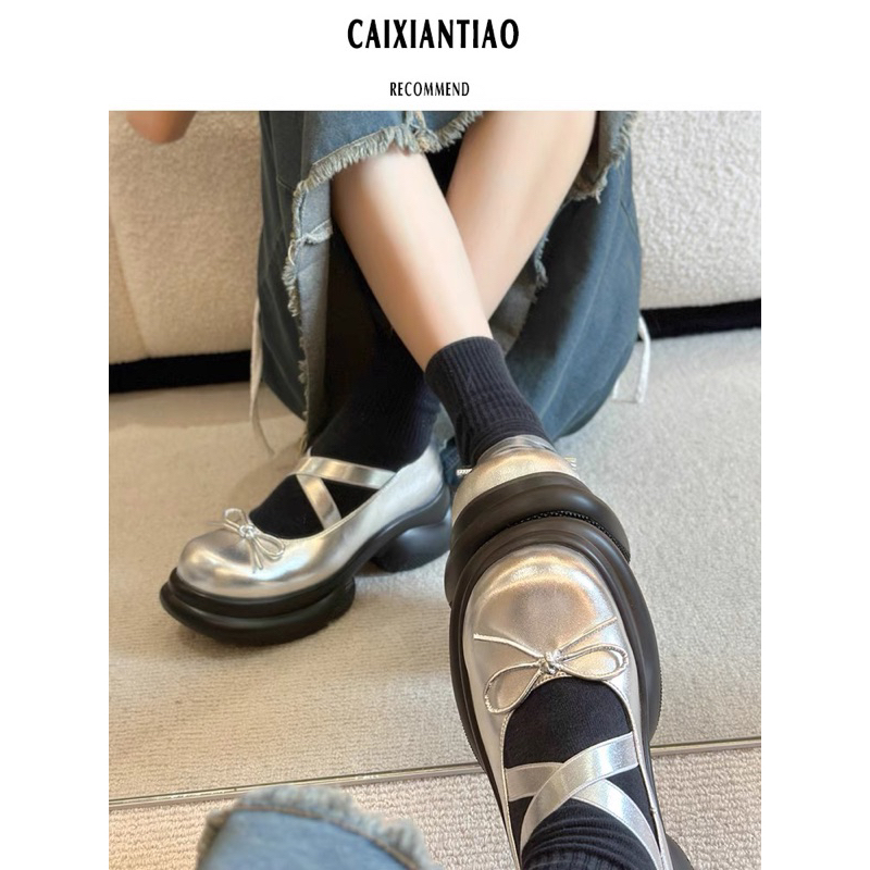 Giày ballet chunky và tất nơ giống Jennie BLACKPINK mang trong concert Bornpink Hanoi