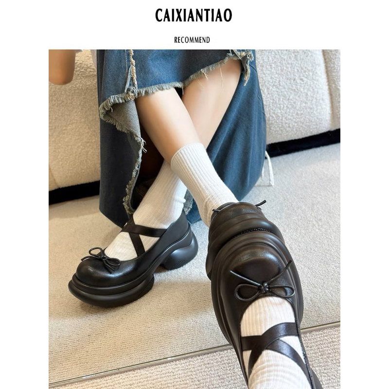 Giày ballet chunky và tất nơ giống Jennie BLACKPINK mang trong concert Bornpink Hanoi