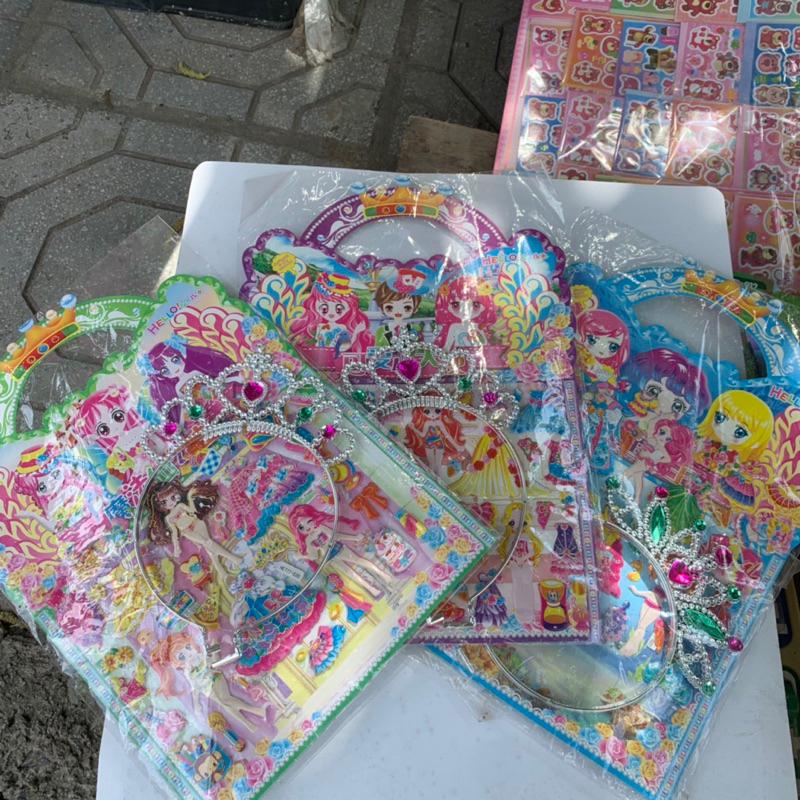 Sticker công chúa thay đồ kèm bờm vương miện