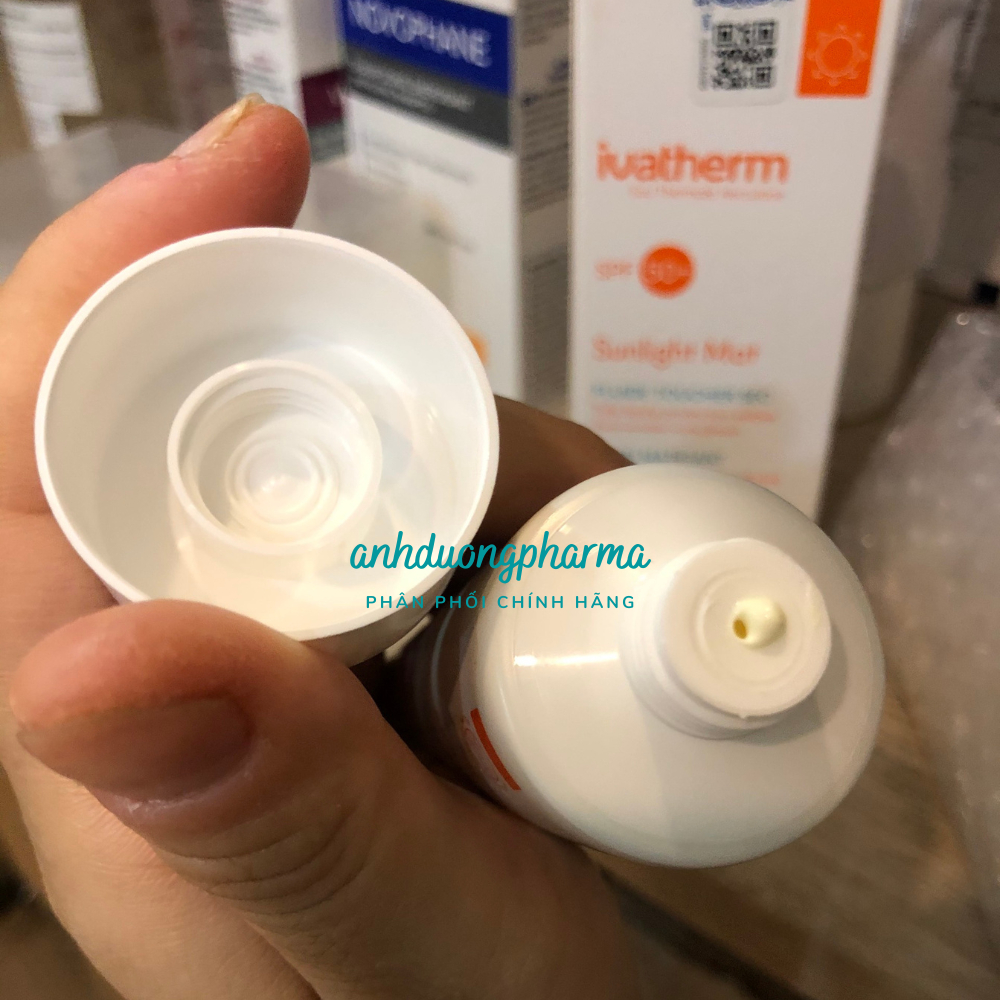 Kem chống nắng Ivatherm Sunlight Mat Dry Touch SPF50 dành cho da hỗn hợp đến da dầu 50ml
