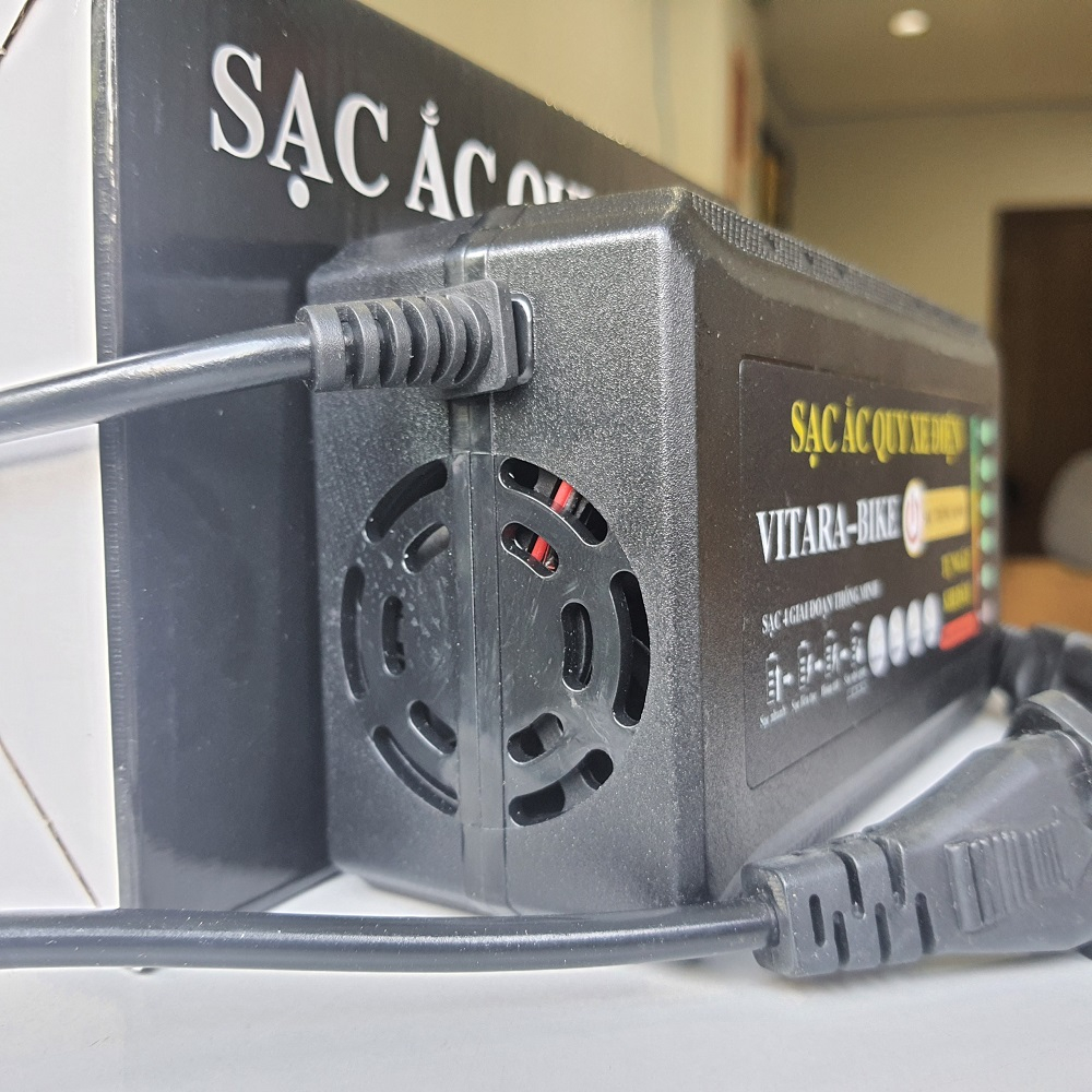 Sạc xe đạp điện 60V-20Ah Vitara-Bike chân đặc thông mình tự ngắt khi đầy có quạt tản nhiệt đèn báo khi sạc