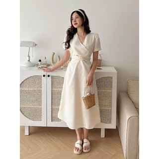 Váy cổ V vải xốp màu be thanh lịch
