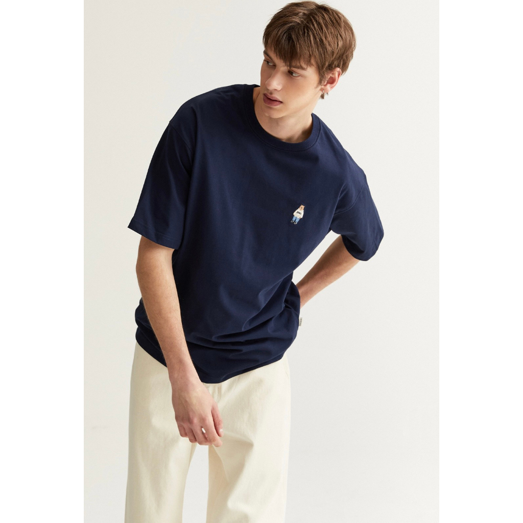 Áo thun Whoau thêu hình gấu sắc nét trước ngực WHRAD2311U trending chính hãng sale