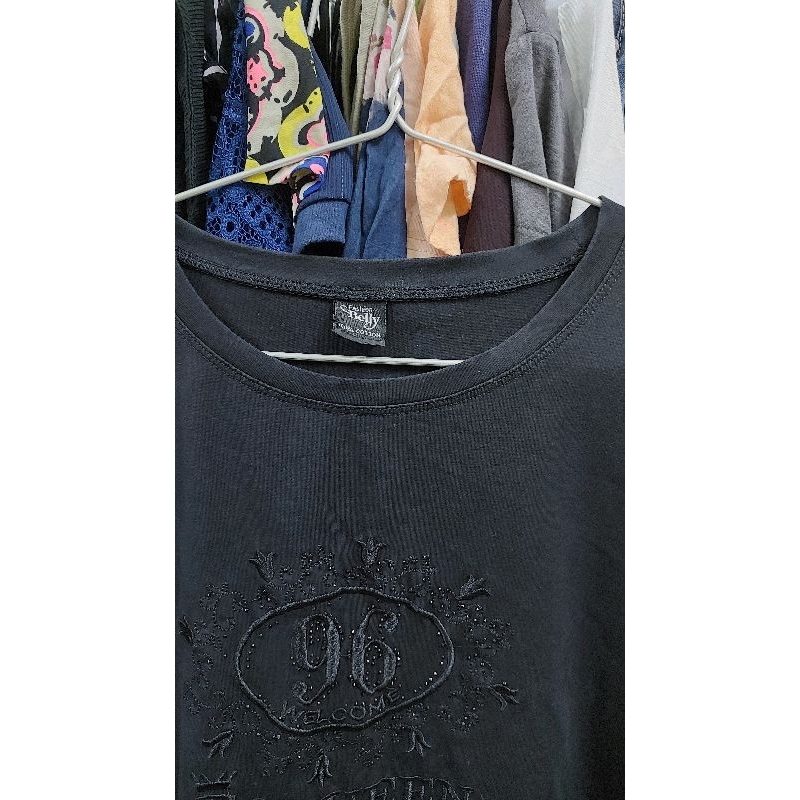 Áo phông nữ màu đen size L.