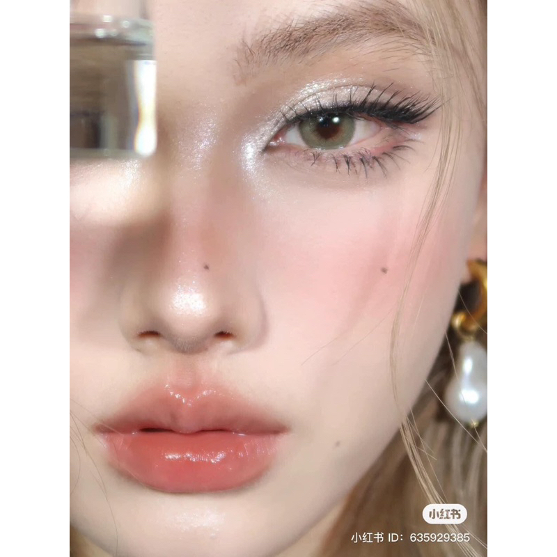 Son môi Tomford Gloss Luxe Lip màu 20 Phantôme 08 , son bóng nhưng mỏng nhẹ, màu lên môi cực chuẩn, nhiều dưỡng