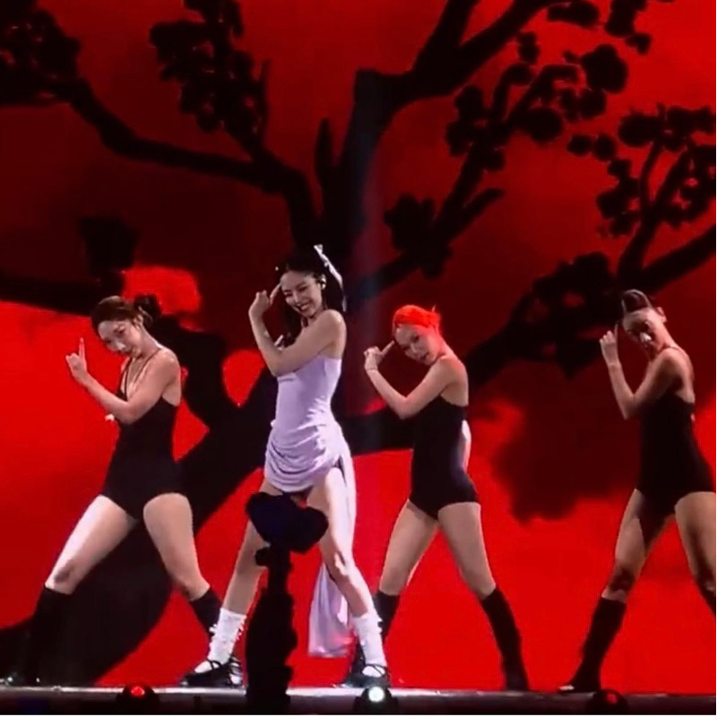 Giày ballet chunky và tất nơ giống Jennie BLACKPINK mang trong concert Bornpink Hanoi
