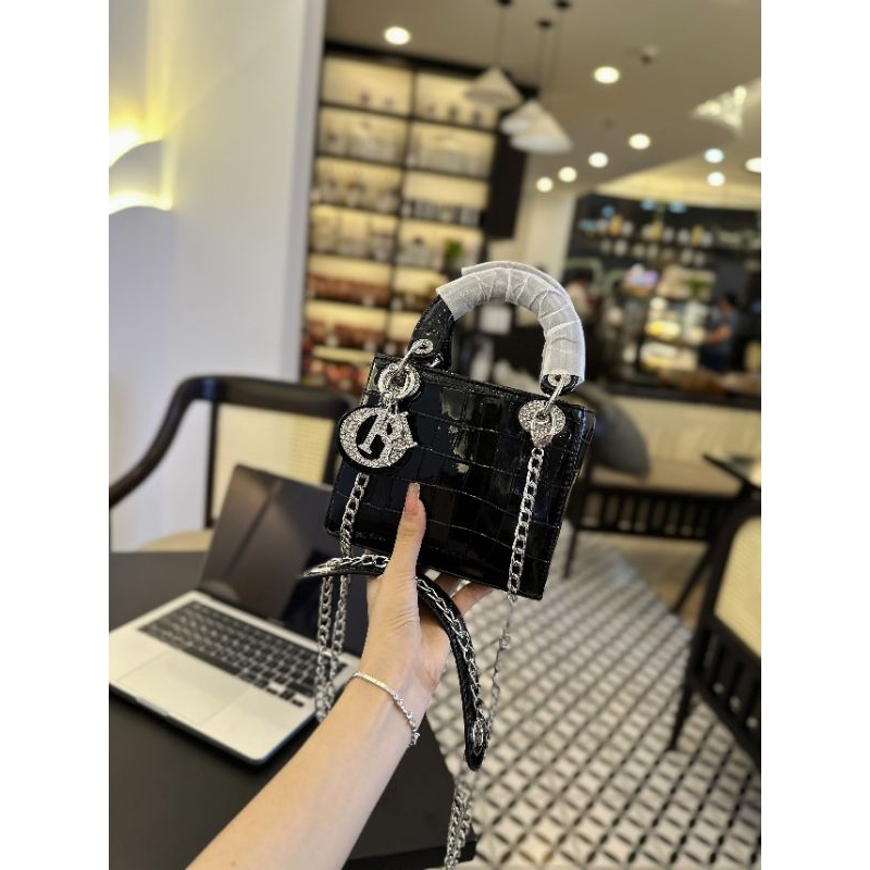 Túi quai xách lady da rắn bóng logo.đính đá 18cm có hộp