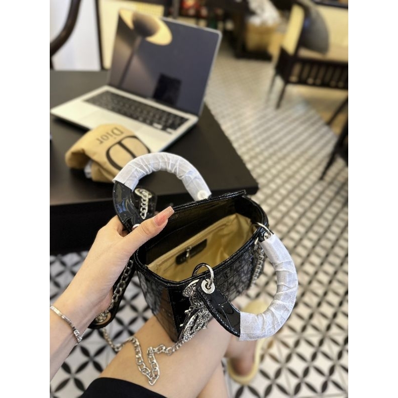 Túi quai xách lady da rắn bóng logo.đính đá 18cm có hộp