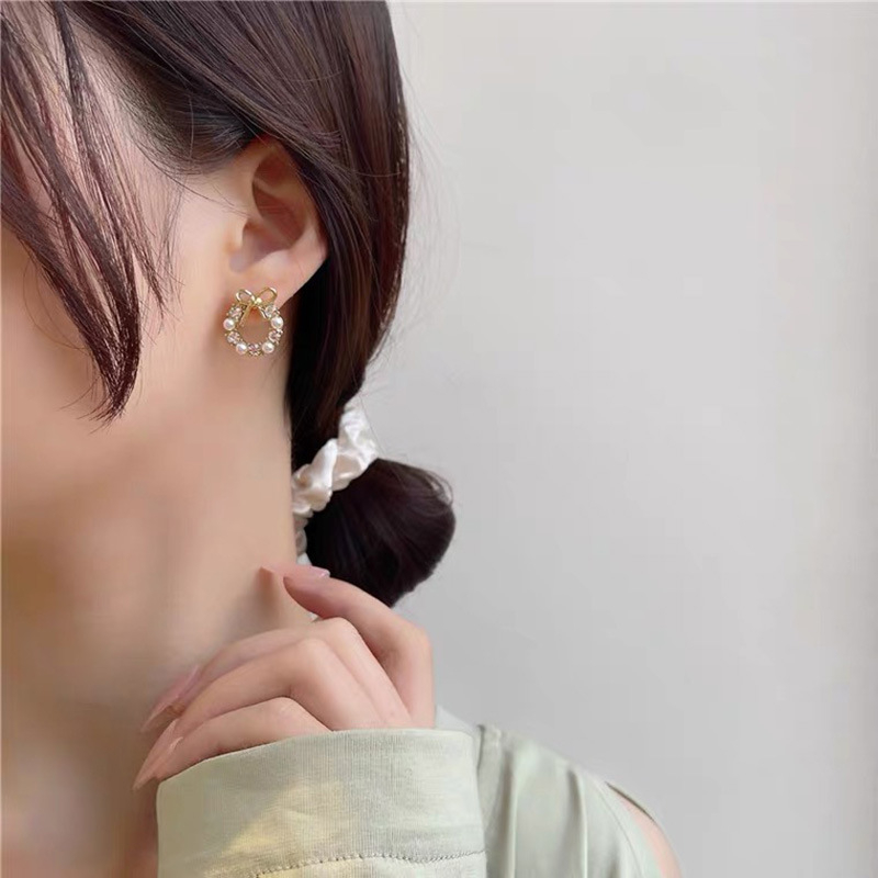 Khuyên tai vòng nơ đính ngọc trai nhân tạo dáng xinh xắn TODOKI T049