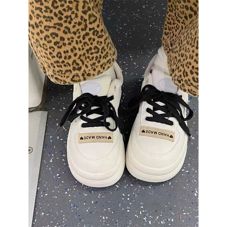 Giày thể thao nữ đế bằng dây đen