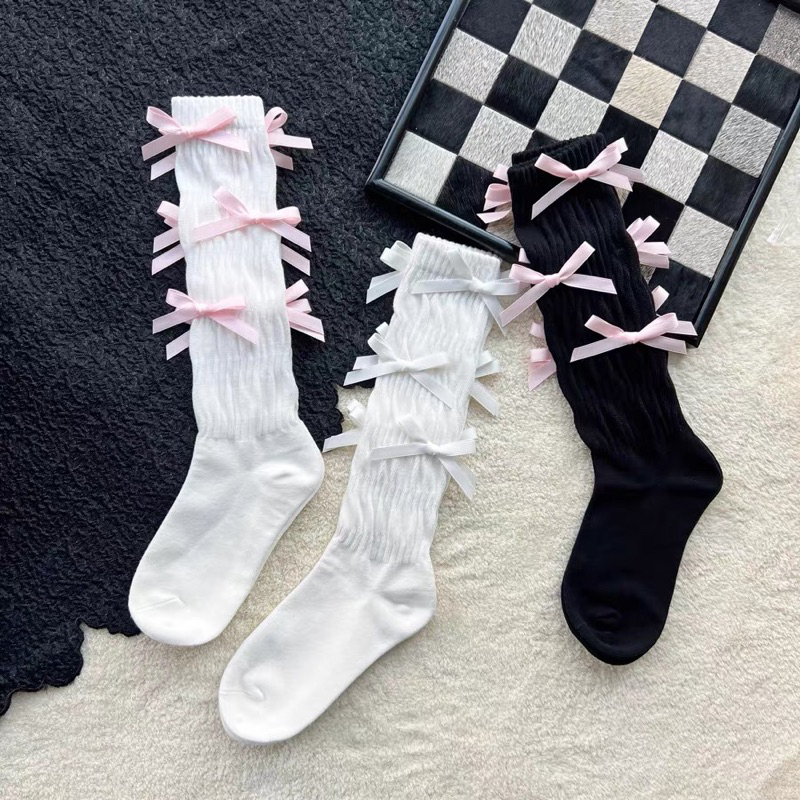 Giày ballet chunky và tất nơ giống Jennie BLACKPINK mang trong concert Bornpink Hanoi