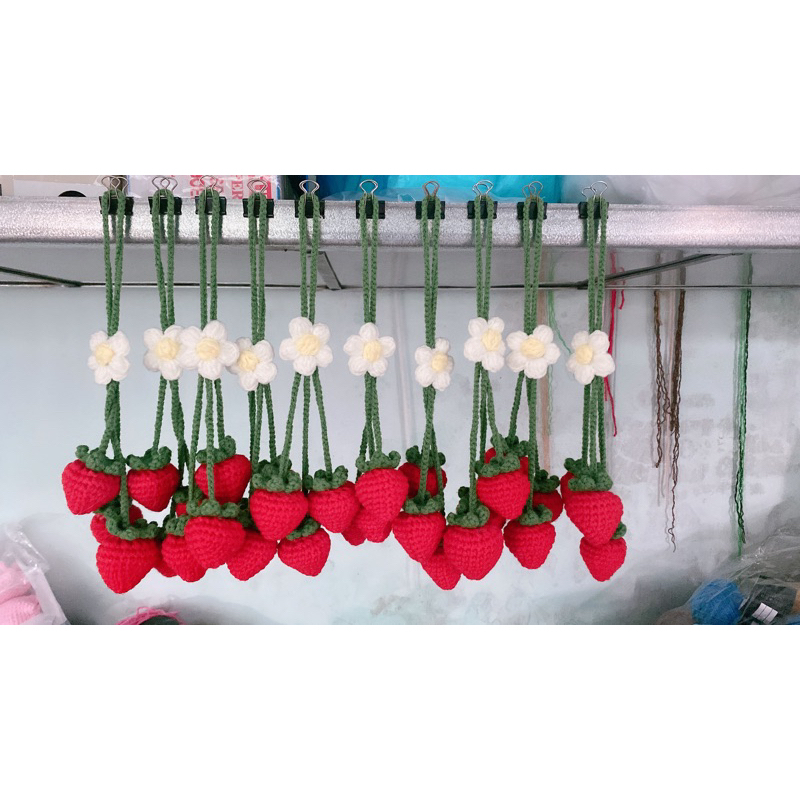 Chùm dâu tây trang trí túi xách bằng len handmade