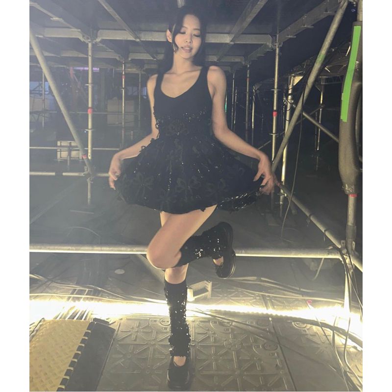 Giày ballet chunky và tất nơ giống Jennie BLACKPINK mang trong concert Bornpink Hanoi