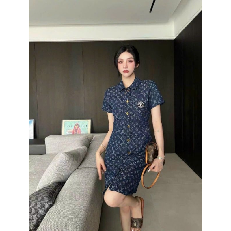 Hàng nhập - Đầm jean dáng suông cổ sơ mi cài nút, váy bò xuông tay ngắn in logo sang trọng