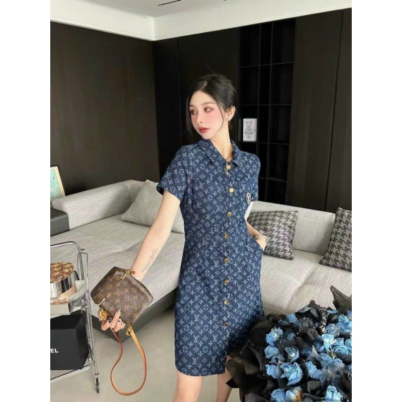 Hàng nhập - Đầm jean dáng suông cổ sơ mi cài nút, váy bò xuông tay ngắn in logo sang trọng