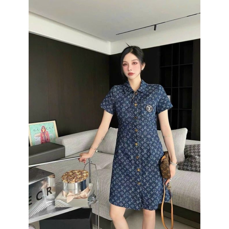 Hàng nhập - Đầm jean dáng suông cổ sơ mi cài nút, váy bò xuông tay ngắn in logo sang trọng