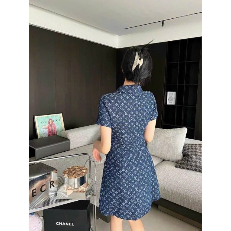 Hàng nhập - Đầm jean dáng suông cổ sơ mi cài nút, váy bò xuông tay ngắn in logo sang trọng