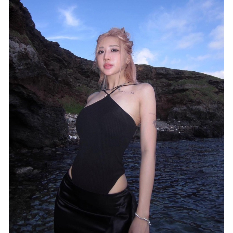 ➖Set áo bodysuit cổ yếm + Chân váy tà lệch