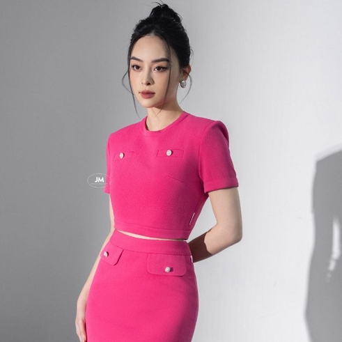 Áo thiết kế JM Dress Design cổ tròn tay ngắn 2 túi cơi giả chát liệu len có khả năng giữ ấm tốt và mềm mại 2T51.2209SP