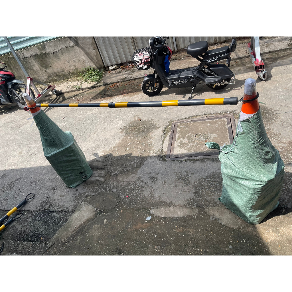 Thanh nối cọc tiêu dài 2m rút ngắn còn 1m - 2 màu VÀNG ĐEN - TRẮNG ĐỎ