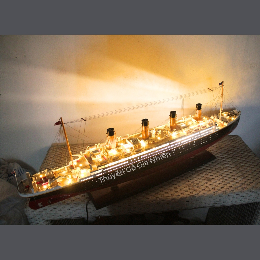 Mô Hình Thuyền Gỗ Trang Trí Phong Thủy Dạng Thuyền Du Lịch RMS TITANIC  WITH LIGHTS