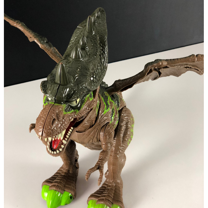 Khủng long có cánh chạy bằng pin biết đi, phát ra tiếng và có đèn