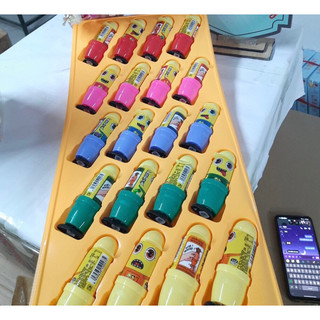 Vỉ 20 cây kẹo son đùn hình minion
