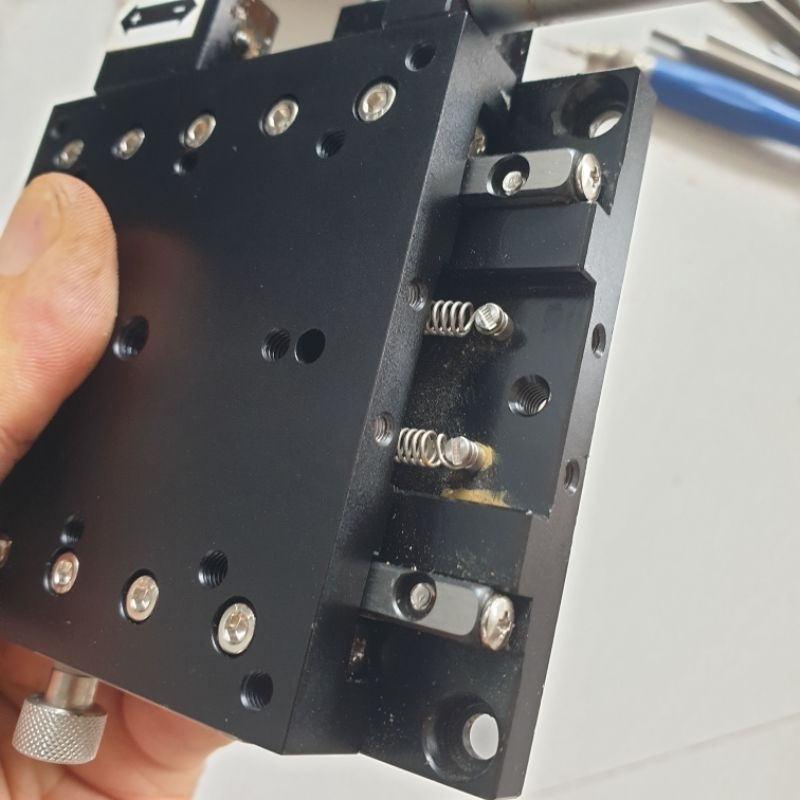 Bàn vi chỉnh 1 trục vuông 8x8 cm dùng panme dài 25mm nhôm anode đen