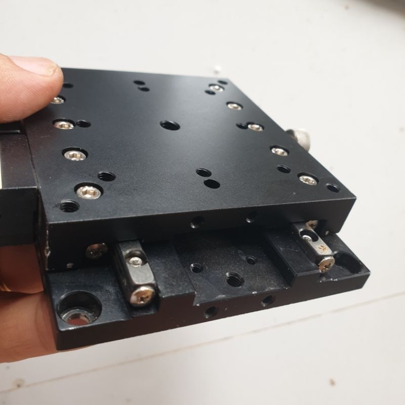 Bàn vi chỉnh 1 trục vuông 8x8 cm dùng panme dài 25mm nhôm anode đen