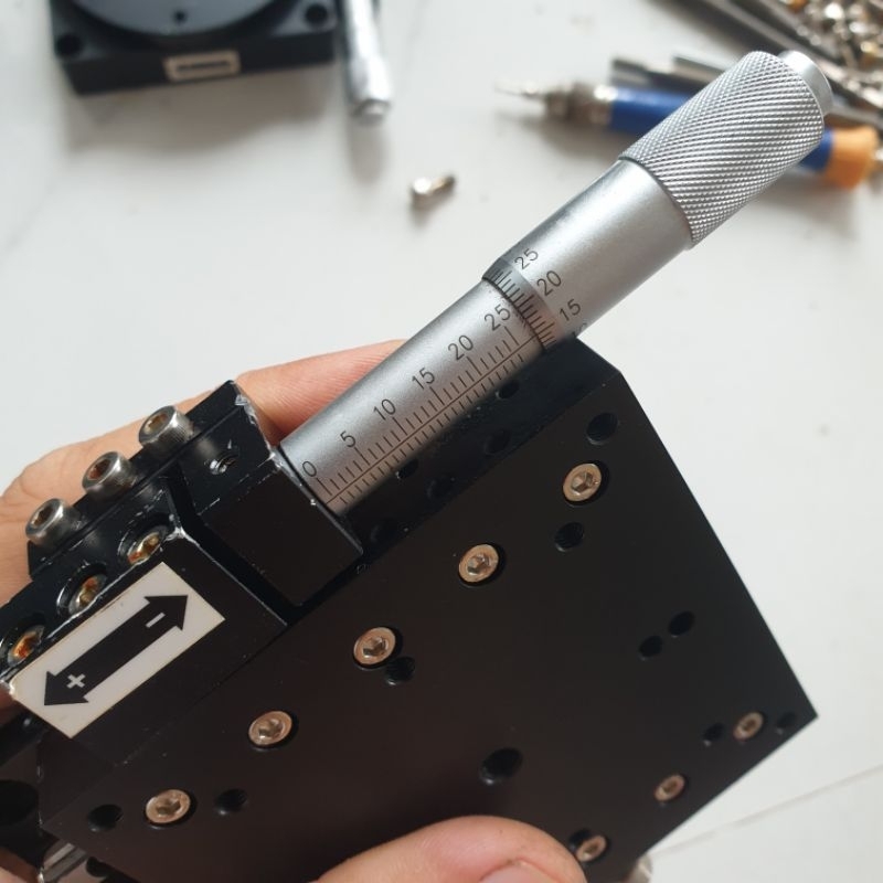 Bàn vi chỉnh 1 trục vuông 8x8 cm dùng panme dài 25mm nhôm anode đen