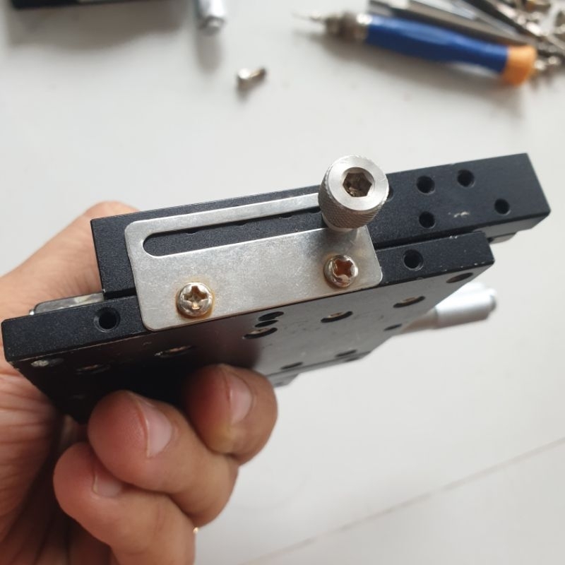 Bàn vi chỉnh 1 trục vuông 8x8 cm dùng panme dài 25mm nhôm anode đen