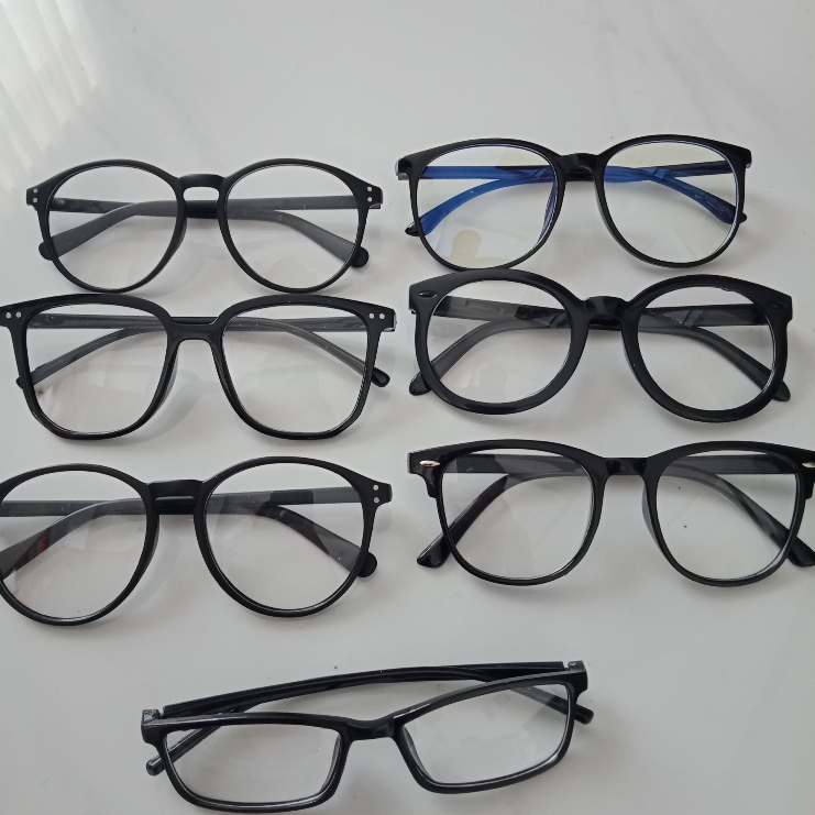Kính thời trang gọng nhựa cao cấp.