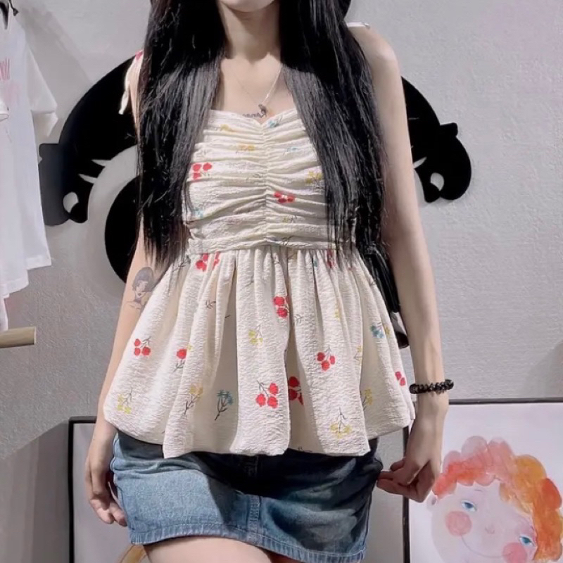 Áo cúp ngực 2 dây in hoa xếp pli ngực, phía sau có bo chun co giãn kết hợp dáng babydoll xoè tôn dáng rất sang chảnh