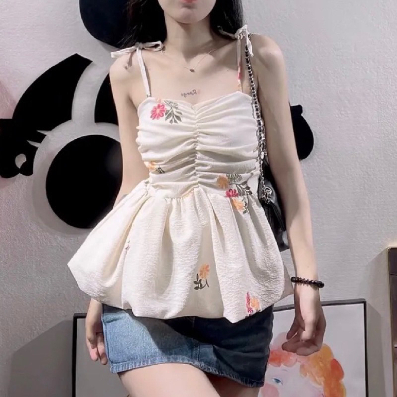Áo cúp ngực 2 dây in hoa xếp pli ngực, phía sau có bo chun co giãn kết hợp dáng babydoll xoè tôn dáng rất sang chảnh