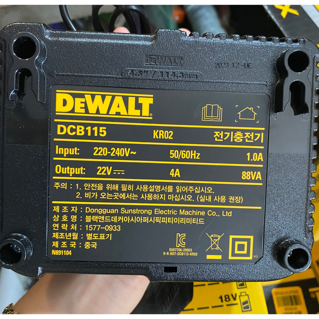 Đế sạc pin Dewalt DCB115