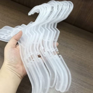 Móc dẹt trắng sứ treo áo váy trẻ em từ 1-4 -5 tuổi nhựa dẻo cứng cáp nên không gẫy100c  treo áo váy rời shop thời trang.