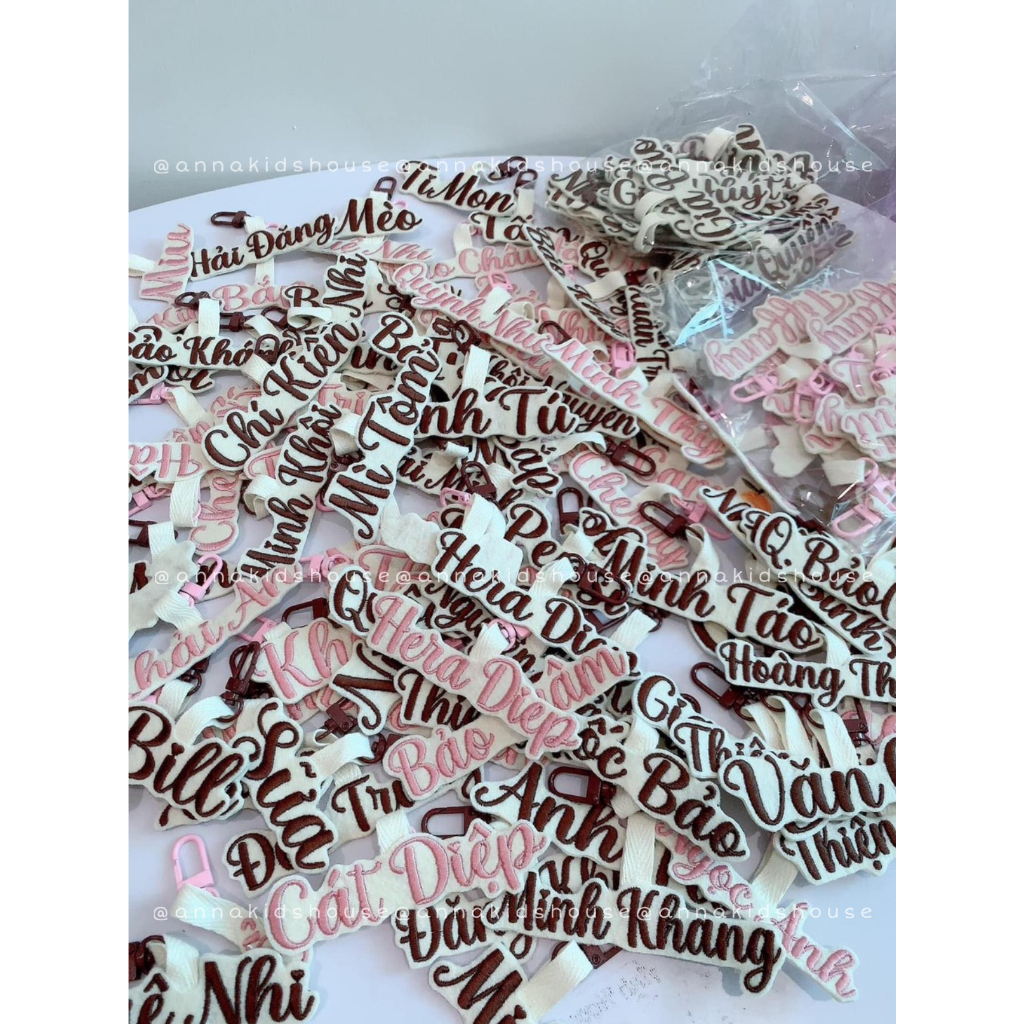 Tagname chữ gắn balo - móc khóa thêu tên theo yêu cầu