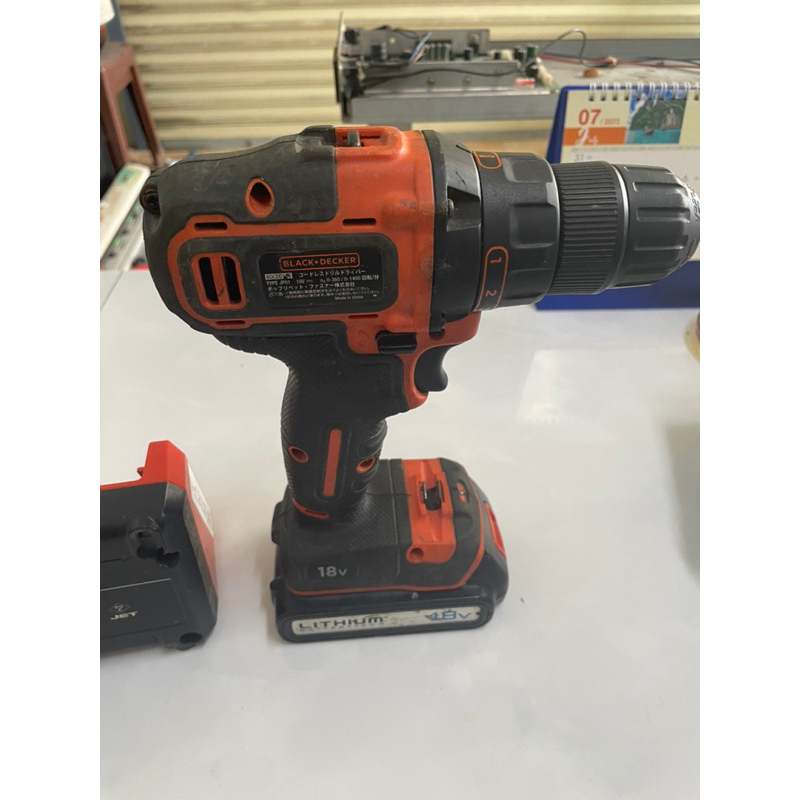 Máy khoan cầm tay 18V Black & Decker BDCDD186