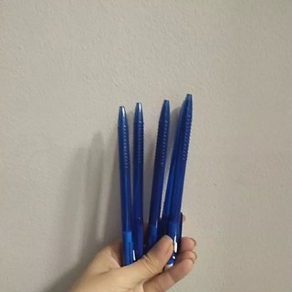 Bút bi mực xanh nét vừa