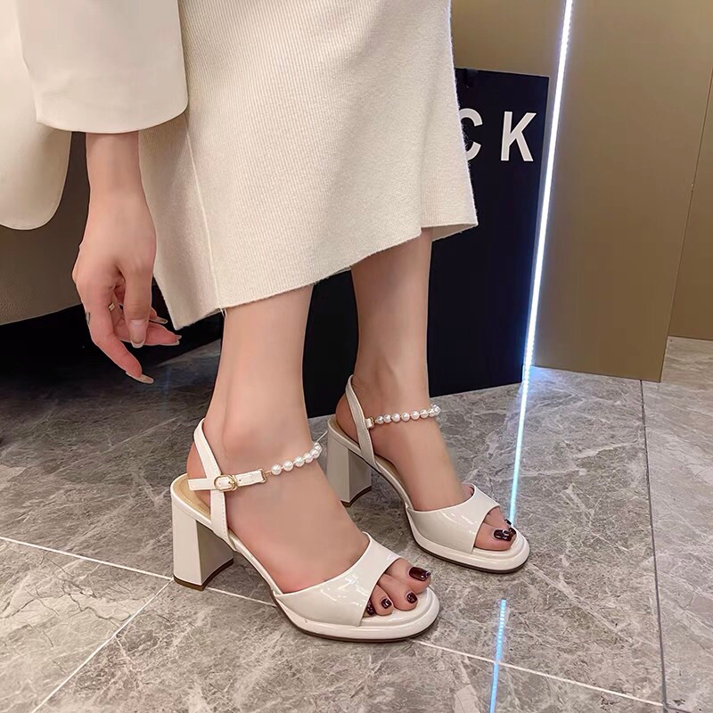 Mẫu sandal  quai ngọc