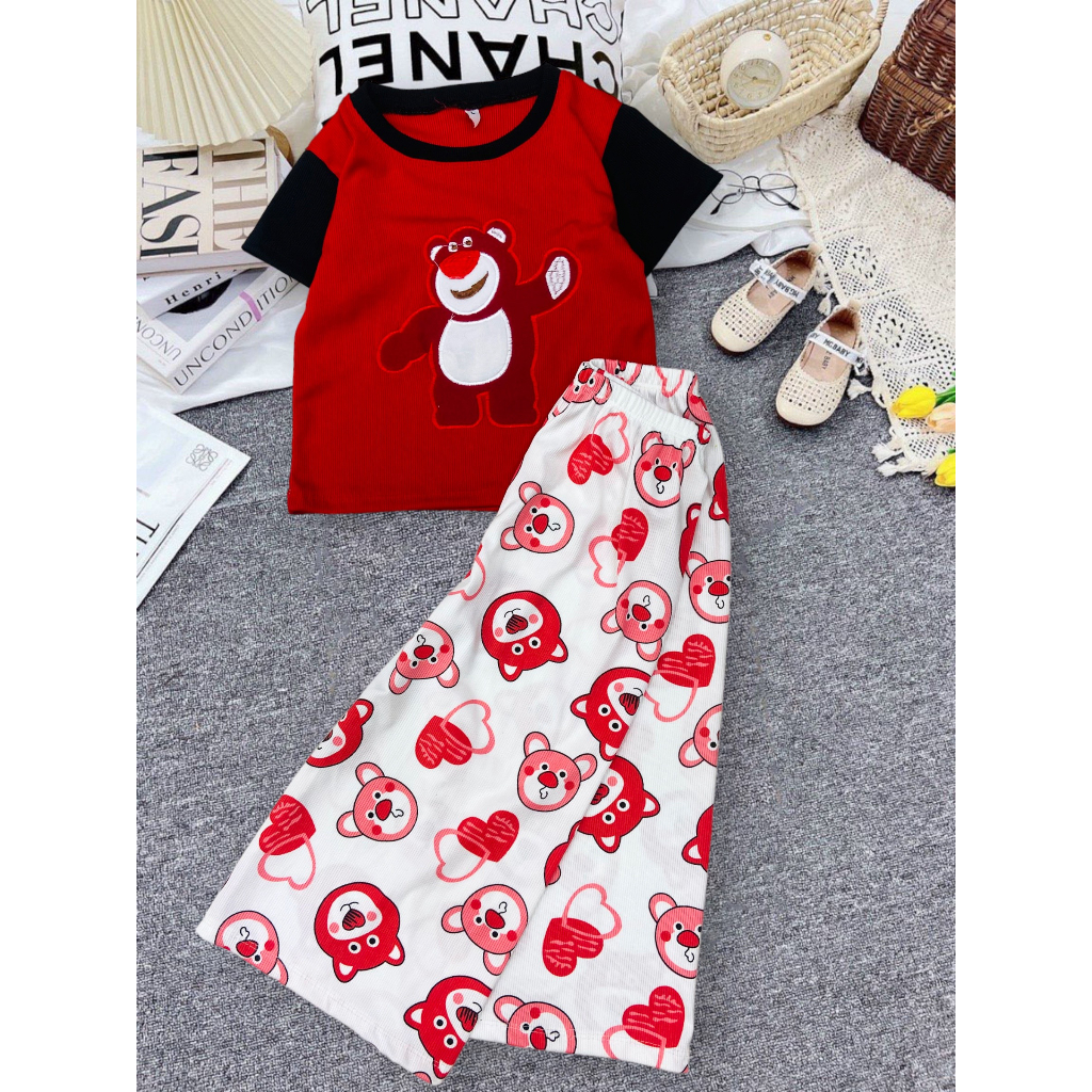 Set áo croptop thêu gấu dâu + quần lửng vải thun gân tăm cho bé gái đi chơi, đi học