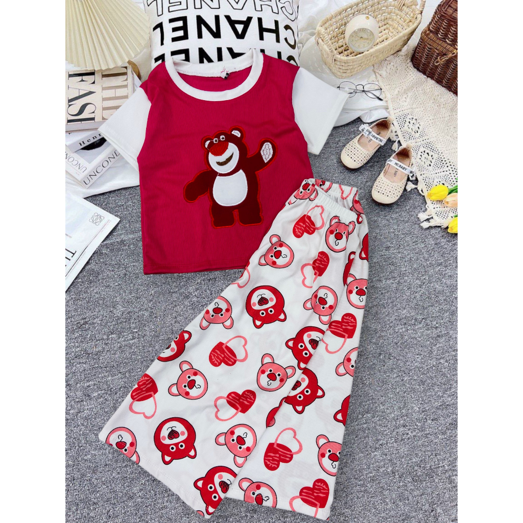 Set áo croptop thêu gấu dâu + quần lửng vải thun gân tăm cho bé gái đi chơi, đi học