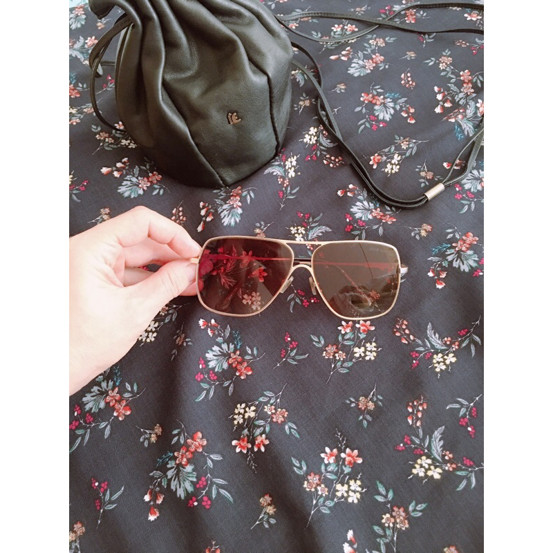 Kính nữ si Th áii