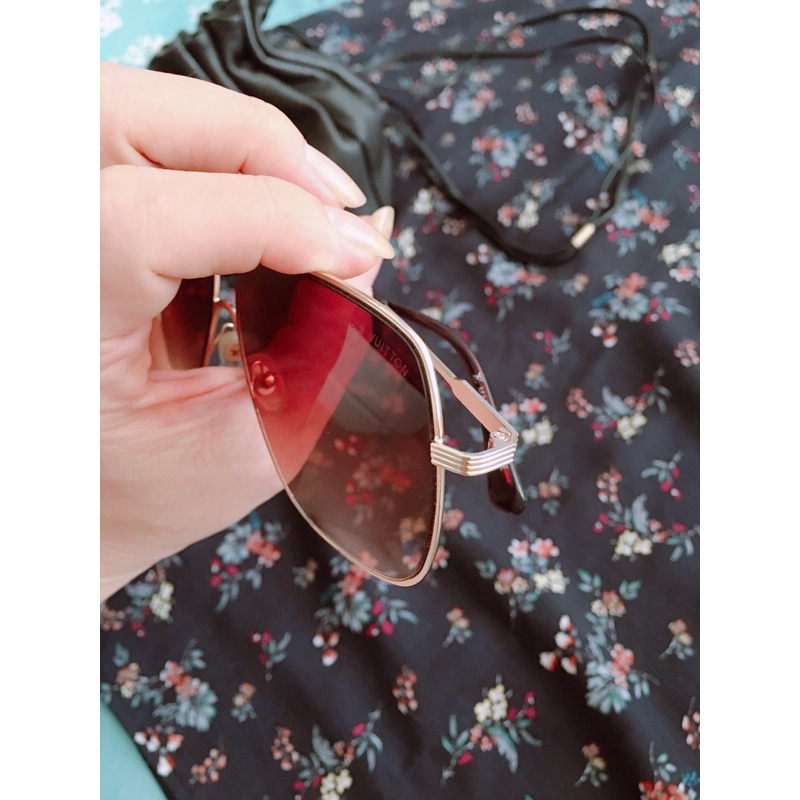 Kính nữ si Th áii