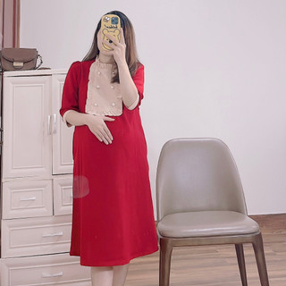 Váy bầu công sở thiết kế dáng xuông cổ bèo gắn khuy ngọc
