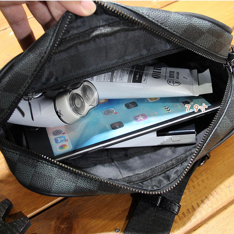 Túi da đeo chéo, chất da dày dặn đứng form như hình, chống nhăn chống thấm nước - CHECKERBROAD MESSENGER BAG