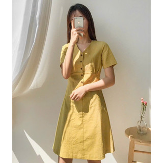 Đầm vàng nút nâu thắt eo tay ngắn