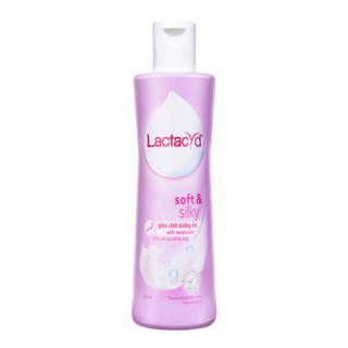 Dung dịch vệ sinh phụ nữ lactacyd soft and silky 250m